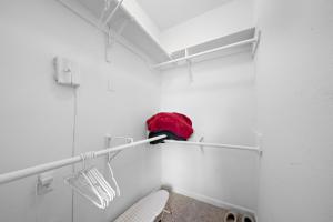 una habitación blanca con una bolsa roja sentada en un estante en Peaceful Apartment, en Houston