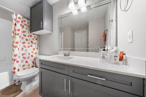 Un baño con lavabo, inodoro y espejo. en Peaceful Apartment, en Houston 7 fotos más