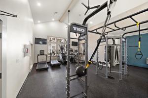Un gimnasio con varias máquinas de correr en una habitación. en Peaceful Apartment, en Houston