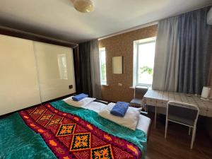 Postel nebo postele na pokoji v ubytování Tunduk Hostel + 37 fotografií