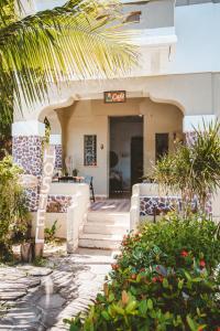 an entrance to a building with stairs and plants at Hostel old city in Belém
