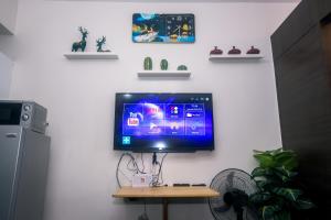 Televisyen dan/atau pusat hiburan di Cozy Crash Pad A Laughter Friendly Makati 2270 Gym swim park 300 mbps