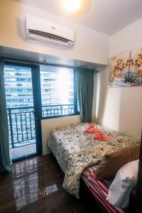 Katil atau katil-katil dalam bilik di Cozy Crash Pad A Laughter Friendly Makati 2270 Gym swim park 300 mbps