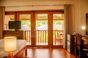 Wilcon Guesthouse Catulayan的电视和/或娱乐中心