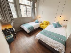 Giường trong phòng chung tại JST Hotel