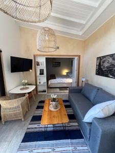 un soggiorno con un divano e un tavolo di Lighthouse Beach cottage a Città del Capo