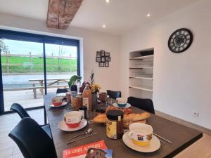 Fotografie z fotogalerie ubytování Domaine du Chaffat : Gîte avec piscine privative et wifi, animaux acceptés, pour 12 à 14 pers. - FR-1-496-344 v destinaci Pouilly-les-Feurs