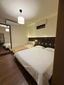 Badiya 1BR Apt in Jabal Amman tesisinde bir odada yatak veya yataklar