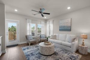 Posezení v ubytování Sea Haven at Serenity - New large home with Golf Cart and game room just mins from Beach!