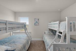 Postel nebo postele na pokoji v ubytování Sea Haven at Serenity - New large home with Golf Cart and game room just mins from Beach!