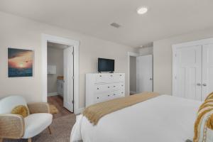 Postel nebo postele na pokoji v ubytování Sea Haven at Serenity - New large home with Golf Cart and game room just mins from Beach!