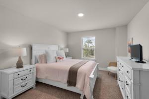 Postel nebo postele na pokoji v ubytování Sea Haven at Serenity - New large home with Golf Cart and game room just mins from Beach!