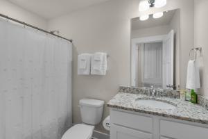 Koupelna v ubytování Sea Haven at Serenity - New large home with Golf Cart and game room just mins from Beach!