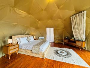 KintamaniにあるDe'Ra Hills Camp Kintamaniのテントの中にベッドがある寝室 +11枚の写真