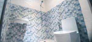 Bilik mandi di Ubay Affordable Room