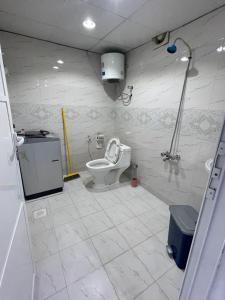 un baño con inodoro y ducha en Old Muscat- Sidab, en Mascate