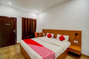 Ένα ή περισσότερα κρεβάτια σε δωμάτιο στο Hotel O Hill View Residency near ACA Stadium