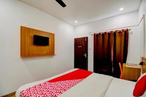 Ένα ή περισσότερα κρεβάτια σε δωμάτιο στο Hotel O Hill View Residency near ACA Stadium