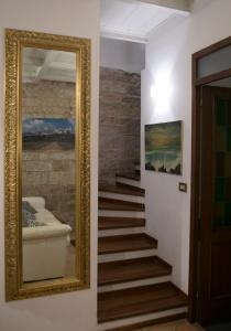 ein Spiegel an einer Wand neben einer Treppe in der Unterkunft Antica Dimora Julia in Spello