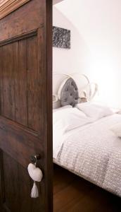 A bed or beds in a room at Antica Dimora Julia