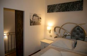 A bed or beds in a room at Antica Dimora Julia