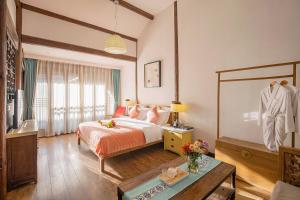 Postel nebo postele na pokoji v ubytování Lijiang Hearing Flower Hall B&B Nanxuan Branch