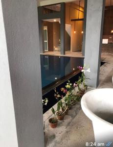 Bazén v ubytování Home away from home , secured home stay for women in Colombo suburbs Gated resident, five star facility, Opal residencies Malabe , Colombo nebo v jeho okolí