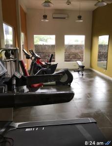 Fitness centrum a/nebo fitness zařízení v ubytování Home away from home , secured home stay for women in Colombo suburbs Gated resident, five star facility, Opal residencies Malabe , Colombo