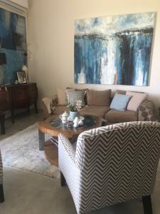 Posezení v ubytování Home away from home , secured home stay for women in Colombo suburbs Gated resident, five star facility, Opal residencies Malabe , Colombo