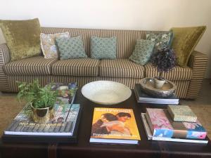 Posezení v ubytování Home away from home , secured home stay for women in Colombo suburbs Gated resident, five star facility, Opal residencies Malabe , Colombo