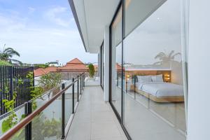 Balkoni atau teres di New 3 BR Luxury Villa in Umalas
