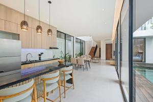 Dapur atau dapur kecil di New 3 BR Luxury Villa in Umalas