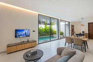 Televisyen dan/atau pusat hiburan di New 3 BR Luxury Villa in Umalas
