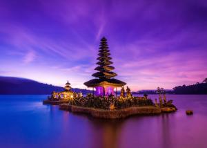 a group of people standing around a island in the water at Zarren kost in Jambi
