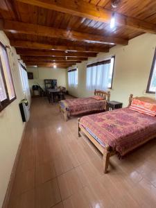 En eller flere senge i et værelse på La Emilia