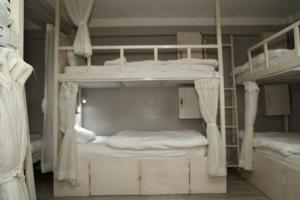 Lova arba lovos apgyvendinimo įstaigoje Bed and Pillow Hostel