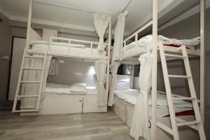 Lova arba lovos apgyvendinimo įstaigoje Bed and Pillow Hostel