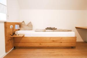 a bedroom with a bed with a wooden platform at Frankenwald Chalets - Ferienhaus mit privaten Whirlpool in Wilhelmsthal