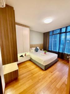 吉隆坡klcc near apartment的一间带床和大窗户的卧室
