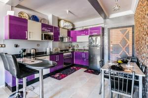 Η κουζίνα ή μικρή κουζίνα στο Oceanview Apartment with Stunning City View