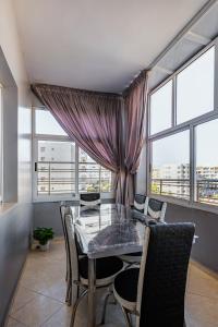 Μπαλκόνι ή βεράντα στο Oceanview Apartment with Stunning City View