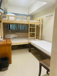 Giường trong phòng chung tại Johnson Hostel