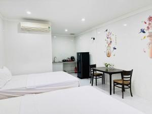Postel nebo postele na pokoji v ubytování Căn Hộ Dương Đông town Hotel
