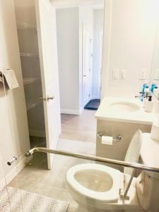 Koupelna v ubytování Private room Minutes to Calgary airport YYC, Downtown, Banff