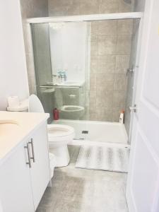 Koupelna v ubytování Private room Minutes to Calgary airport YYC, Downtown, Banff