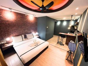 Postel nebo postele na pokoji v ubytování Smile Hotel Subang USJ