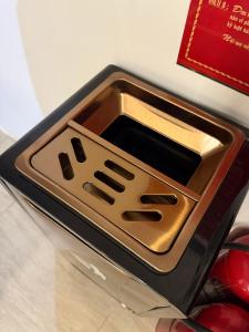 una scatola marrone e nera con un telefono dentro di Indochina Hotel - Vincom Tây Ninh a Tây Ninh Altre 11 foto