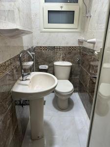 Ένα μπάνιο στο Modern Studio Mansoura Universityستوديو مودرون مقابل جامعة المنصورة