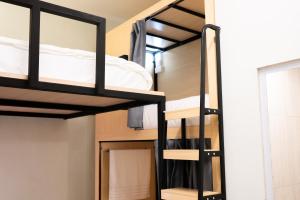 Code Hostel at Kampong Glam客房内的一张或多张双层床