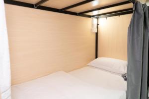 Code Hostel at Kampong Glam客房内的一张或多张床位